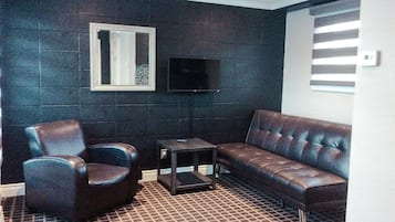 Deluxe Suite, Garden View, Corner | Desk, free WiFi