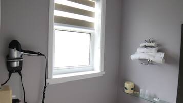 Classic Room, 1 Queen Bed | Bathroom | Hair dryer