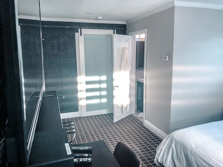 Deluxe Suite, Garden View, Corner | Desk, free WiFi. Walkerton Inn Motel