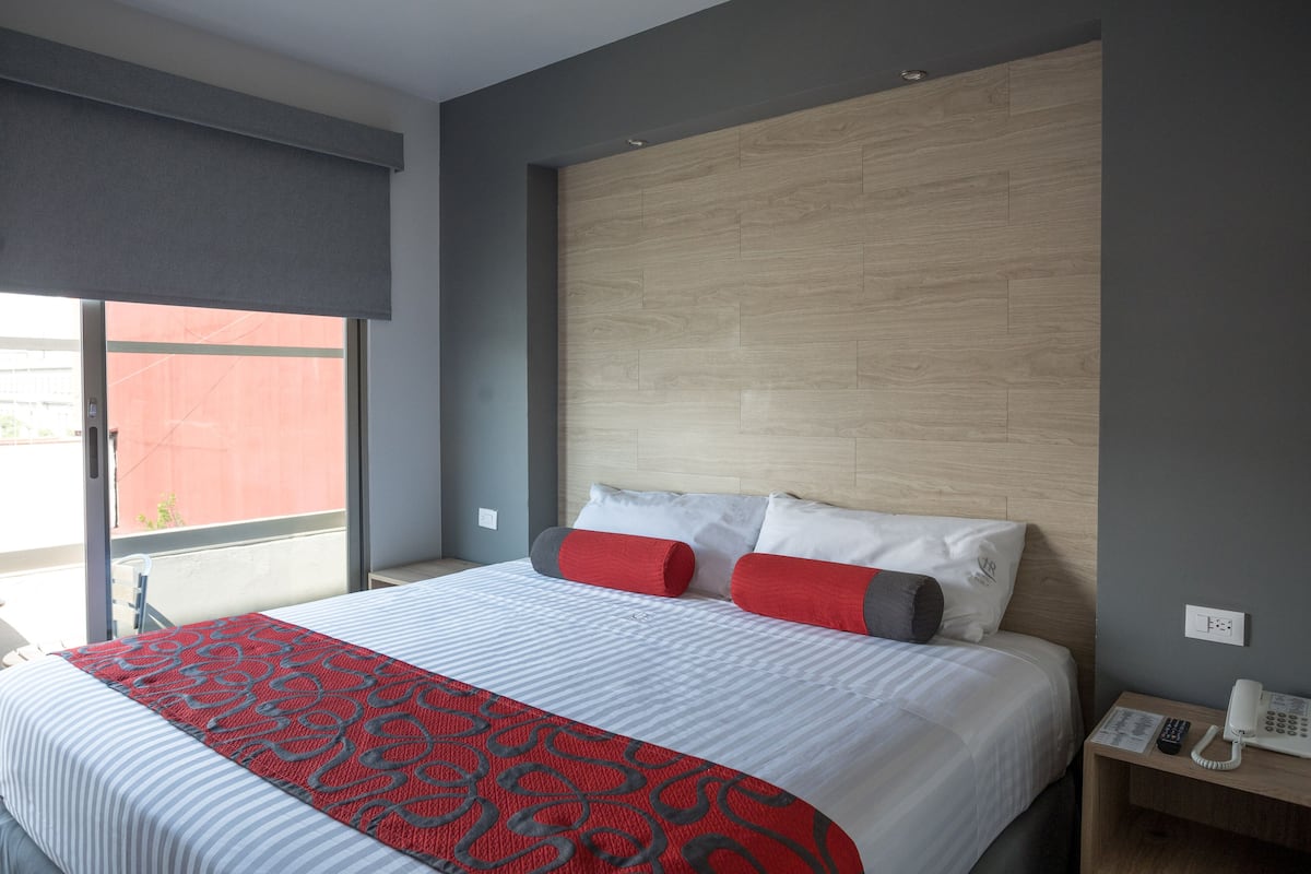Suite | In-room safe, desk, laptop workspace, iron/ironing board