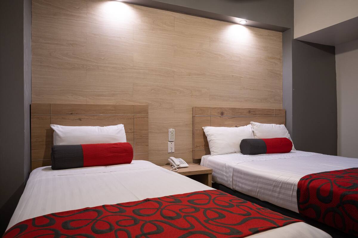 Cama Doble mas Individual | 客房内保险箱、办公桌、笔记本电脑工作区、熨斗/熨板