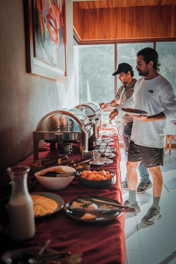 Un buffet proposant une variété de plats et un coin café.