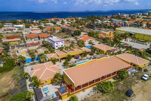 Ubicación cercana a la playa y arena blanca