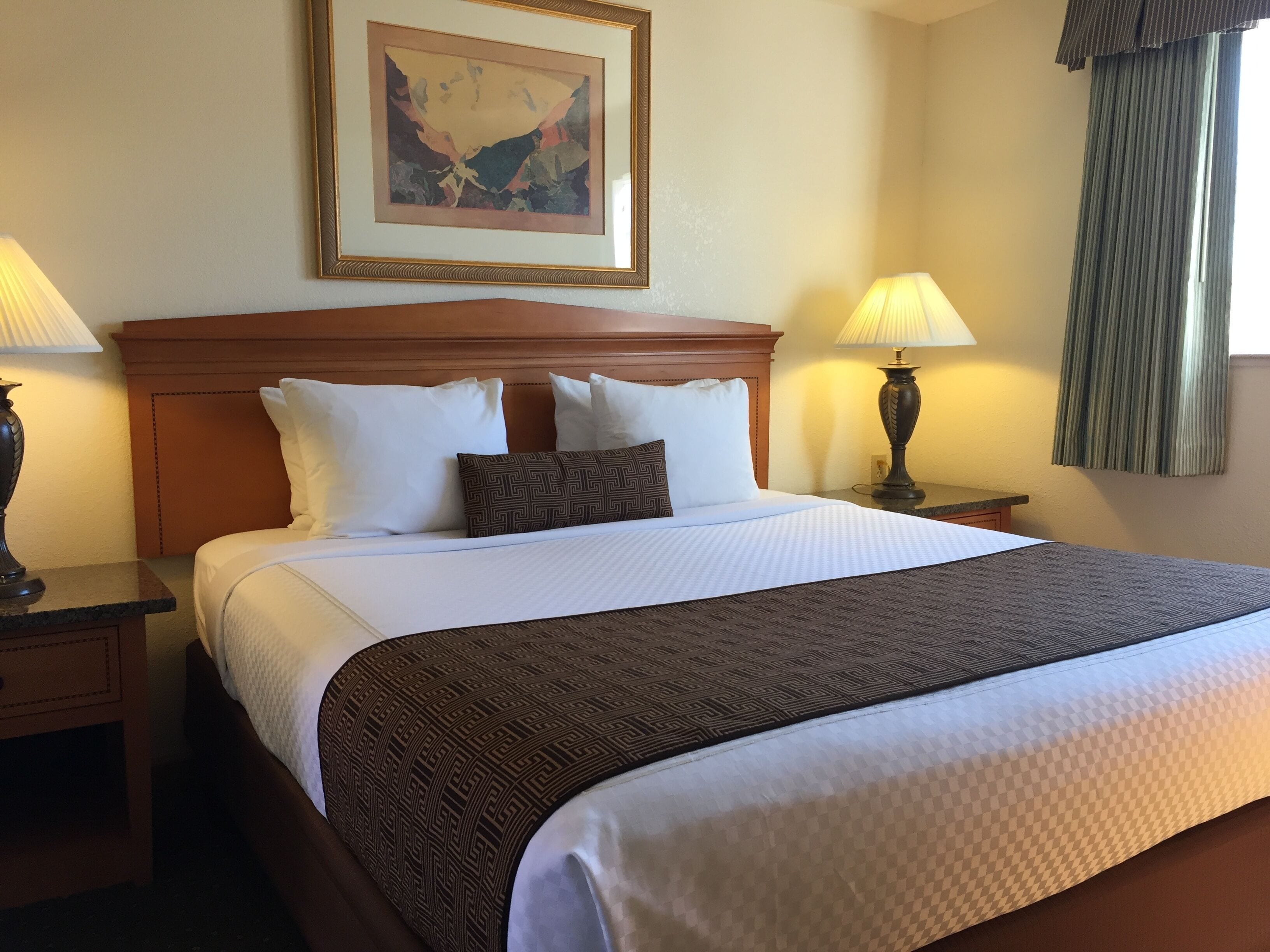 標準客房, 1 張特大雙人床 | 熨斗/熨衫板、免費 Wi-Fi、床單