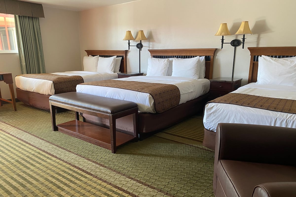 Habitación triple familiar | Tabla de planchar con plancha, wifi gratis y ropa de cama