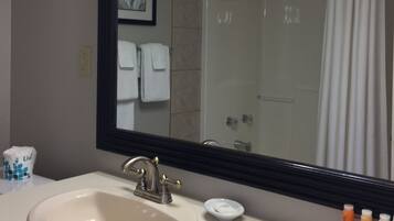 Standardzimmer, 1 Queen-Bett | Badezimmer | Duschwanne, Haartrockner, Handtücher