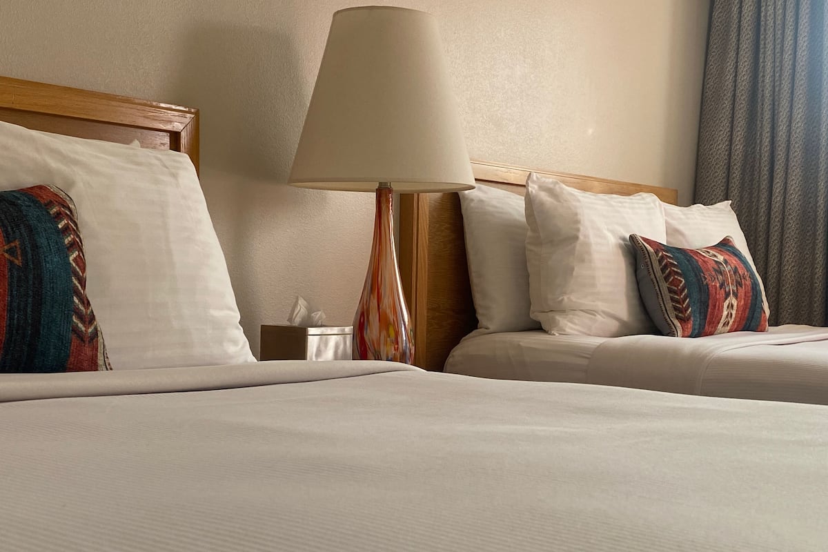Habitación triple estándar, varias camas | Tabla de planchar con plancha, wifi gratis y ropa de cama