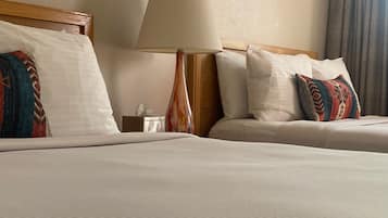 Chambre Triple Standard, plusieurs lits | Fer et planche à repasser, Wi-Fi gratuit, draps fournis