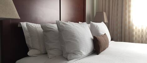 Habitación estÔndar, 1 cama King size | Tabla de planchar con plancha, wifi gratis y ropa de cama