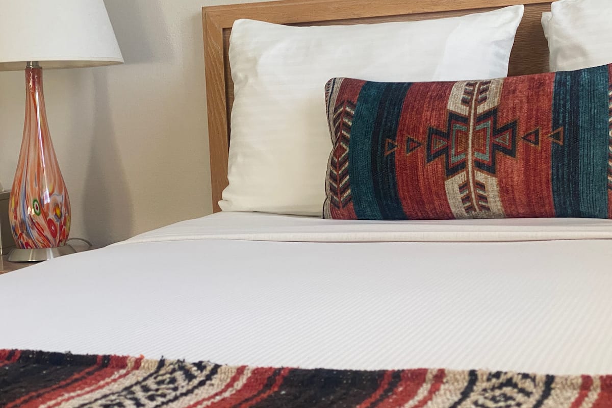 Habitación estándar, varias camas | Tabla de planchar con plancha, wifi gratis y ropa de cama