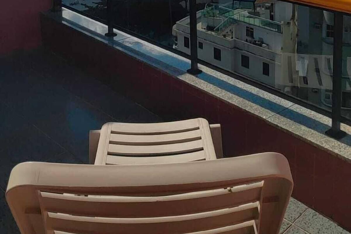 Un balcón con vista al río y al horizonte de la ciudad.