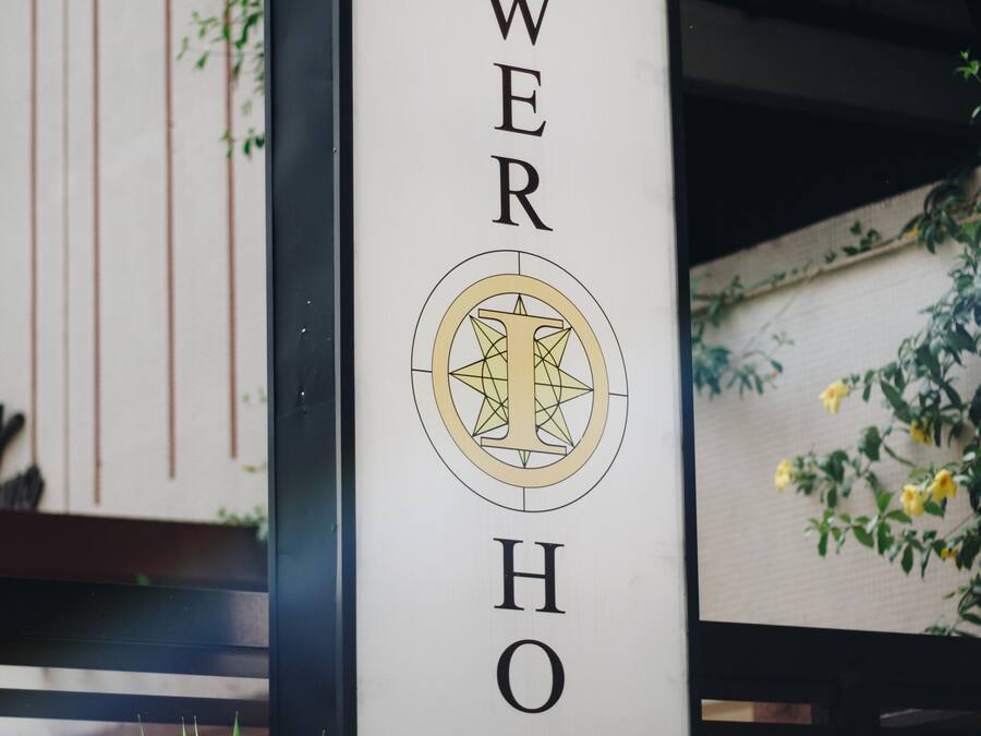 Une enseigne pour l’hôtel Tower, avec un logo géométrique.