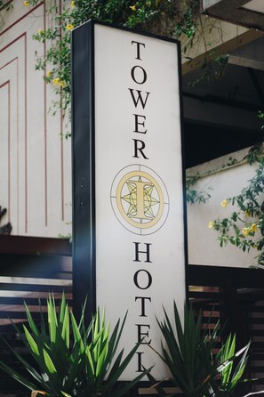 Een bord voor het Tower Hotel met een geometrisch logo.