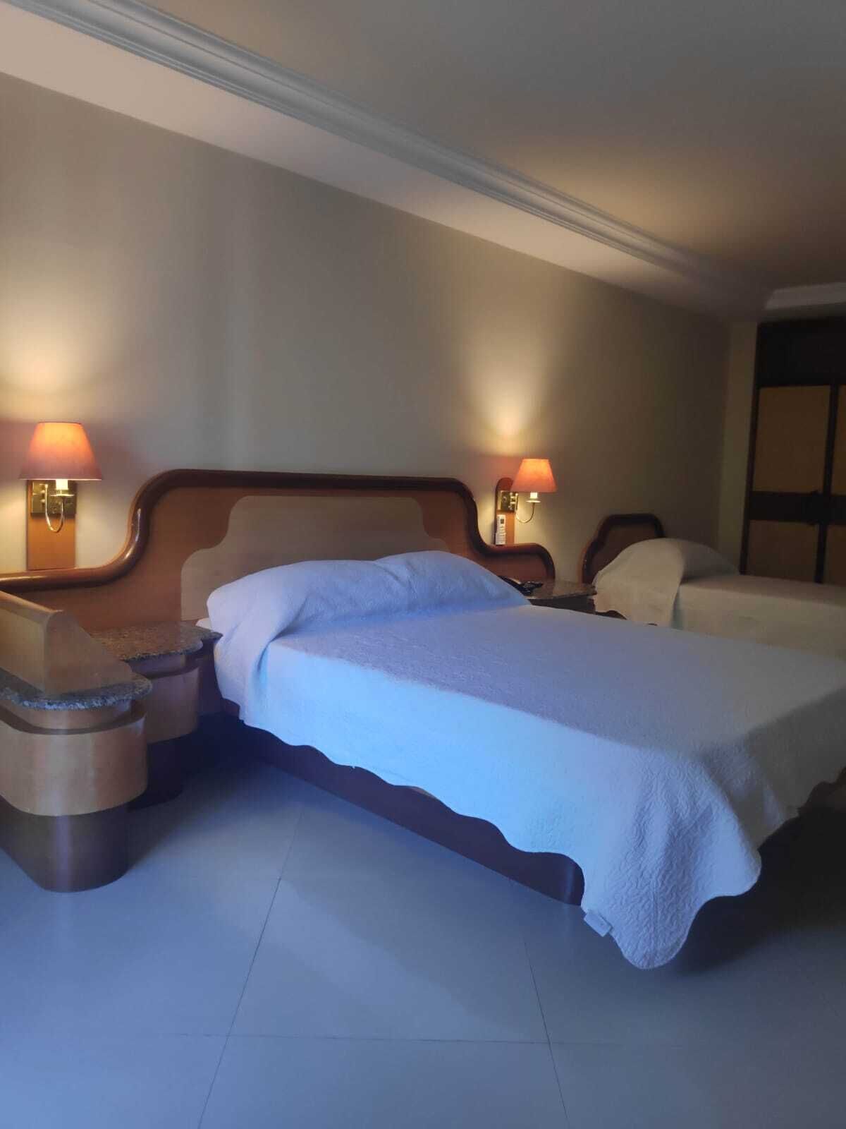 Een minibar, een kluis op de kamer, een bureau, verduisterende gordijnen