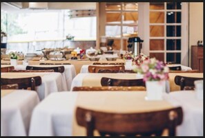 Se sirven desayunos y cocina internacional (con vistas a la playa) 