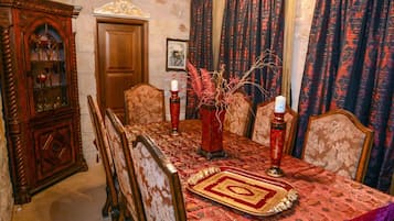 Superior-Villa, eigener Pool, Meerblick | Essbereich im Zimmer