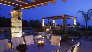 7 piscines extérieures, parasols de plage, chaises longues