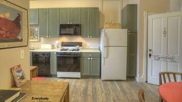 Deluxe Suite, 1 Bedroom, Kitchen (Everybody) | Private kitchen | Stovetop, coffee/tea maker, cookware/dishes/utensils