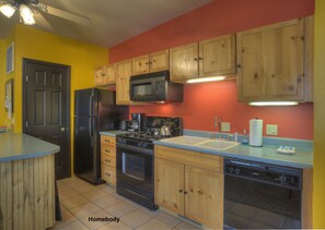 Parrilla de estufa, cafetera y tetera y utensilios de cocina 