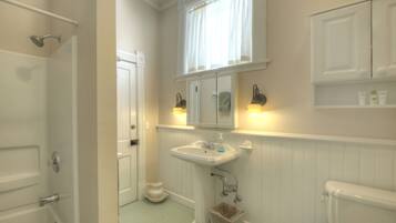 Design Suite, Kitchenette (Anybody) | Bathroom | Combined shower/tub, free toiletries, hair dryer, towels