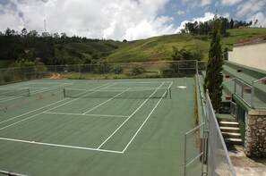 Tennis court - Ranch Le Montcel (Carrefour)