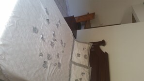 Een bureau, extra bedden