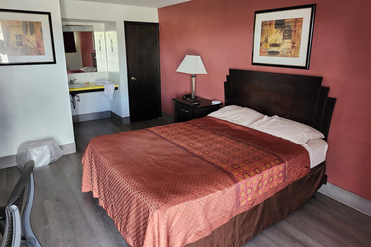 Economy Single Room | Desk, laptop workspace, free WiFi, bed sheets