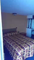 Quarto solteiro standard (Full Bed) | Escrivaninha, espaço de trabalho para notebook, Wi-Fi de cortesia