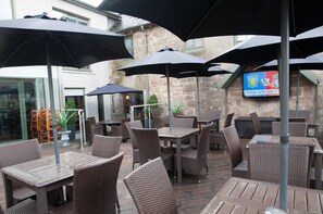 Petit déjeuner, déjeuner et dîner servis sur place