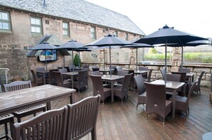 Petit déjeuner, déjeuner et dîner servis sur place