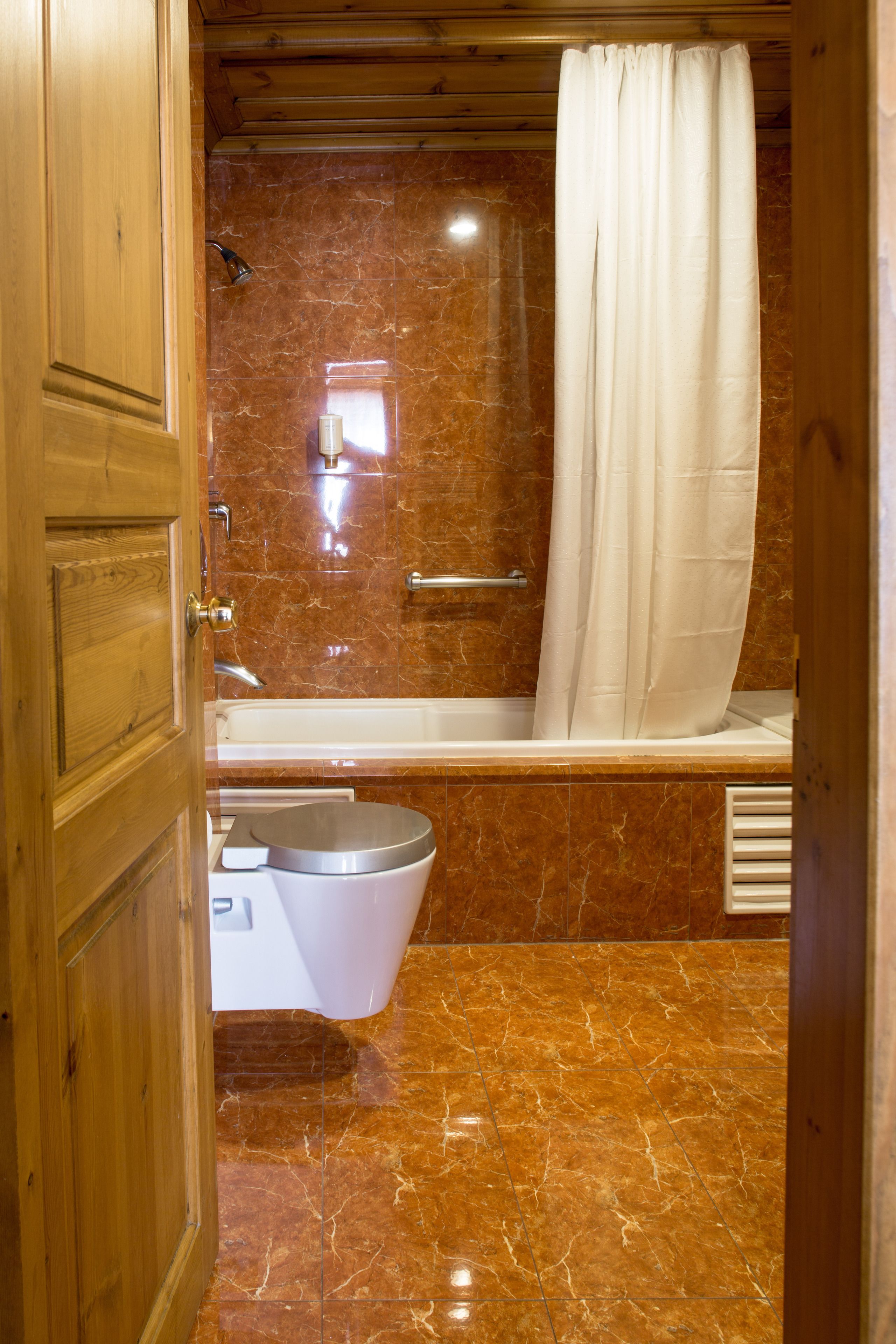 Ein Badezimmer mit Dusche, Toilette und Waschbecken.