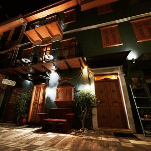 Front of property - evening/night - Kyveli Suites (Nafplio)