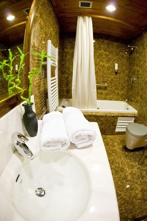 Zimmer (for 2) | Badezimmer | Dusche, Regendusche, kostenlose Toilettenartikel, Haartrockner