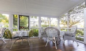 Tägliches inbegriffenes großes Frühstück