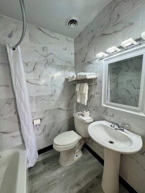 Kostenlose Toilettenartikel, Haartrockner, Handtücher