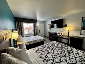 Habitación doble Premium, 2 camas matrimoniales | Escritorio, cortinas blackout, wifi gratis y ropa de cama 
