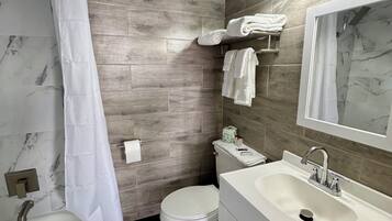 Set di cortesia gratuito, asciugacapelli, asciugamani