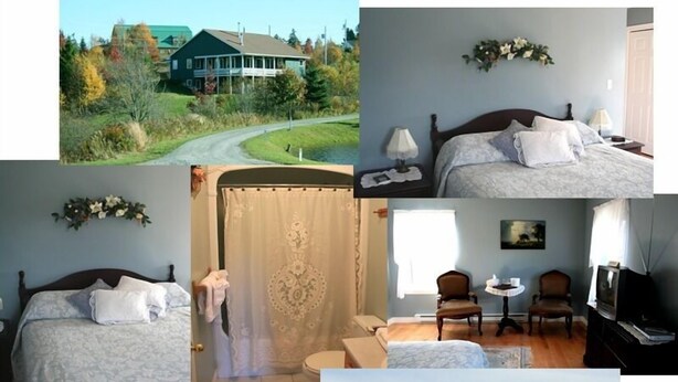 Ein Hotelzimmer mit Bett, Sessel, kleinem Tisch, Fernseher und Seeblick.