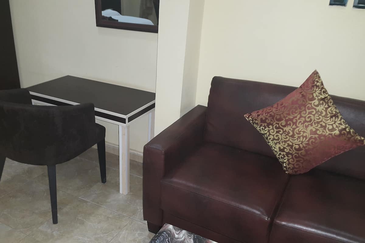 Standard Double Room | Hypo-allergenic bedding available, minibar, in-room safe, desk