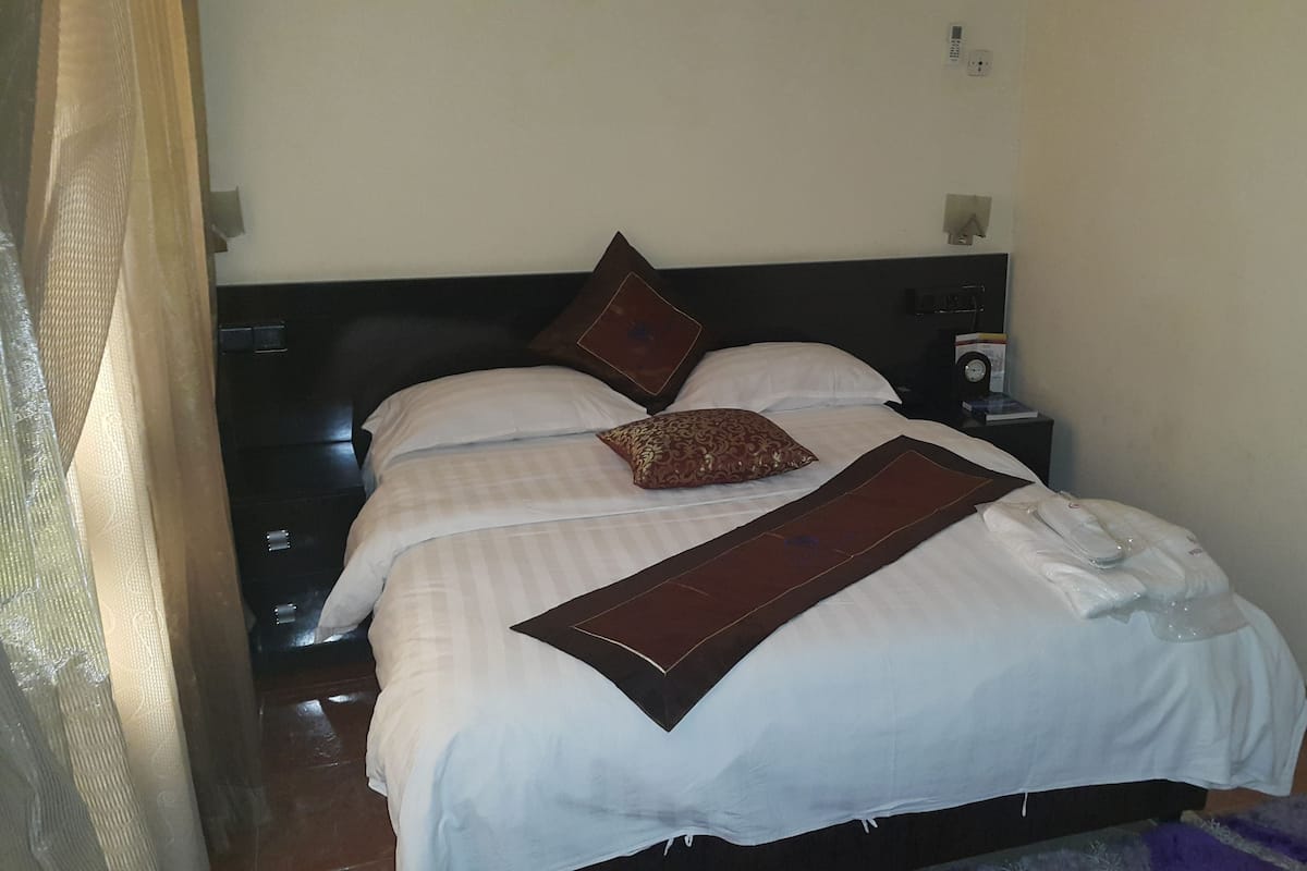 Standard Single Room | Hypo-allergenic bedding available, minibar, in-room safe, desk