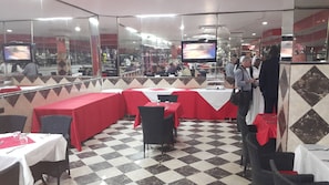 Se sirven desayunos, almuerzos, cenas y cocina internacional