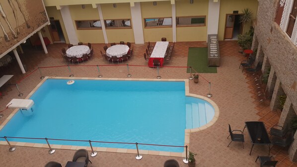 Una piscina al aire libre