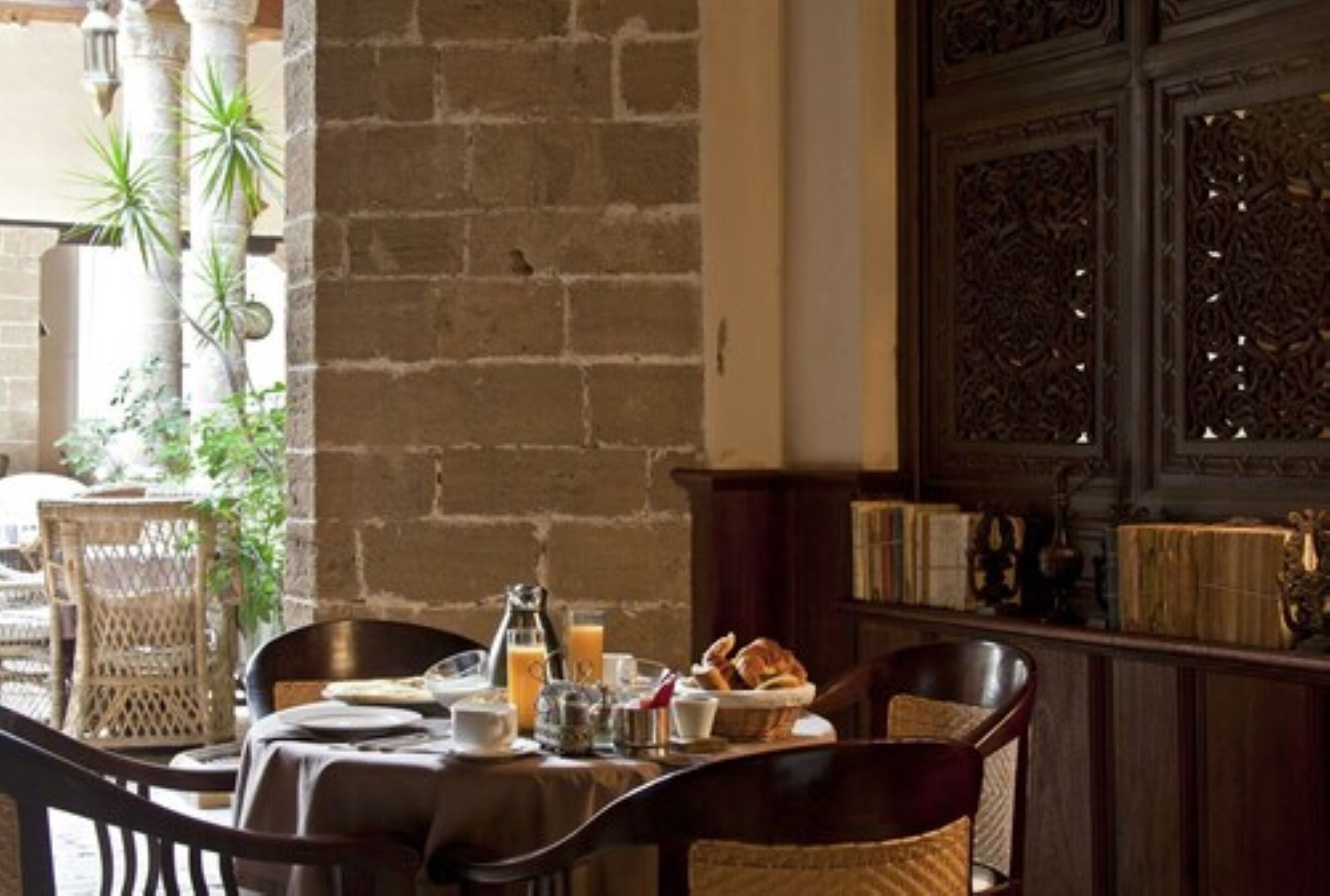 breakfast, lunch and dinner served