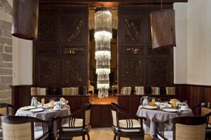 供应早餐、午餐和晚餐