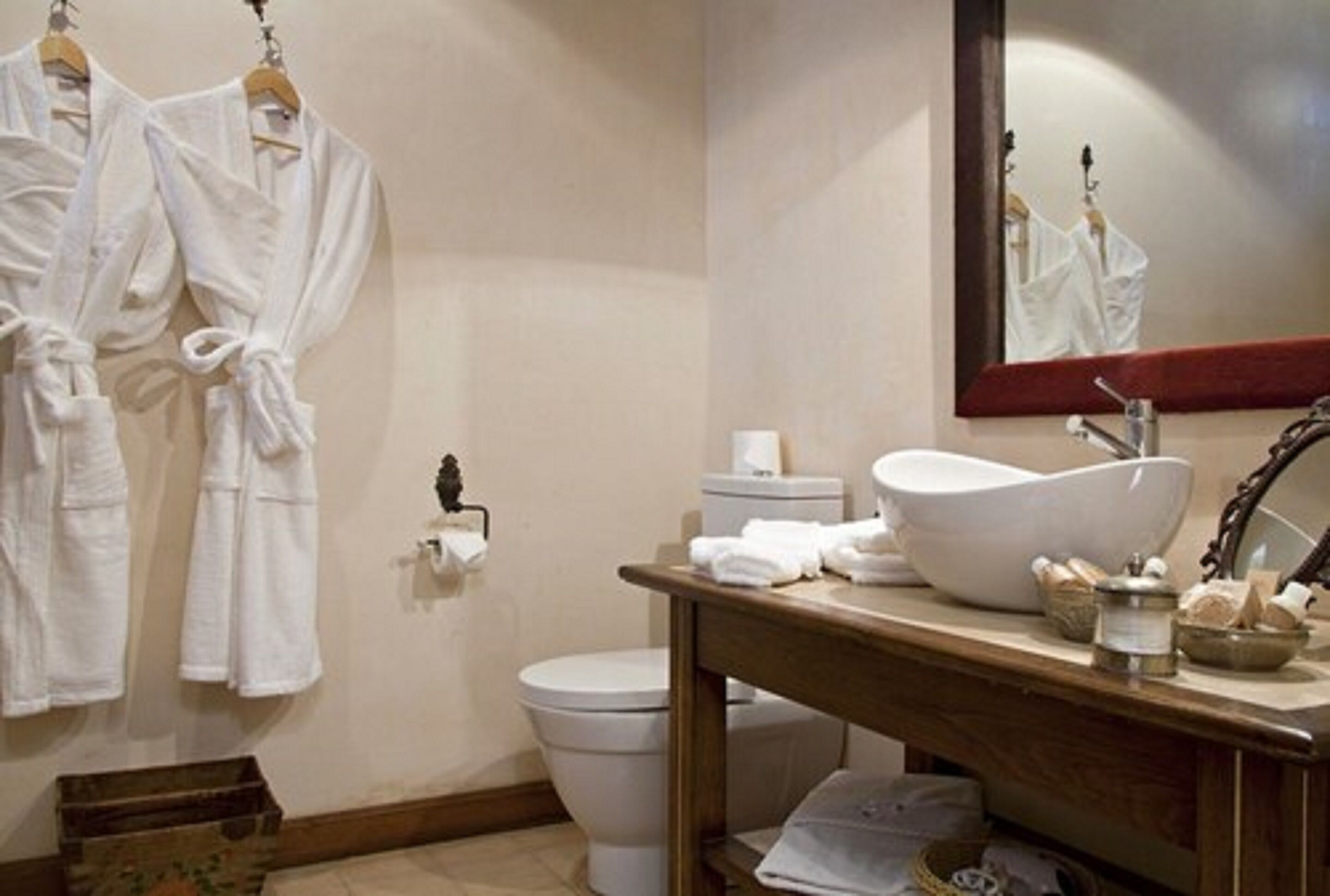 unik prestige room | bathroom | free toiletries, hair dryer, bidet, towels