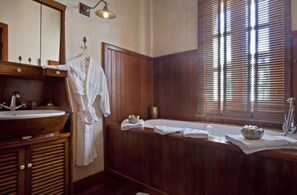 Artículos de tocador gratuitos, secador de pelo, bidet, toallas