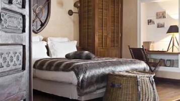 Suite Unik | Minibar, in-room safe, laptop workspace, free cribs/infant beds