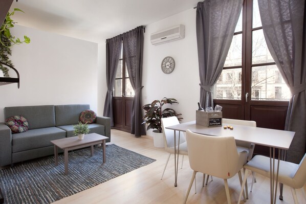 DVD player - No 49 - The Streets Apartments Barcelona (Barcelona)