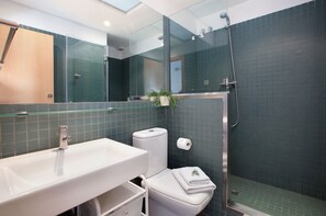 Appartement, 1 chambre | Salle de bain | Douche, articles de toilette gratuits, sèche-cheveux
