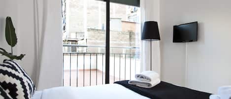 Appartement, 2 slaapkamers, terras (6 Pax) | Een kluis op de kamer, geluiddichte muren, een strijkplank/strijkijzer